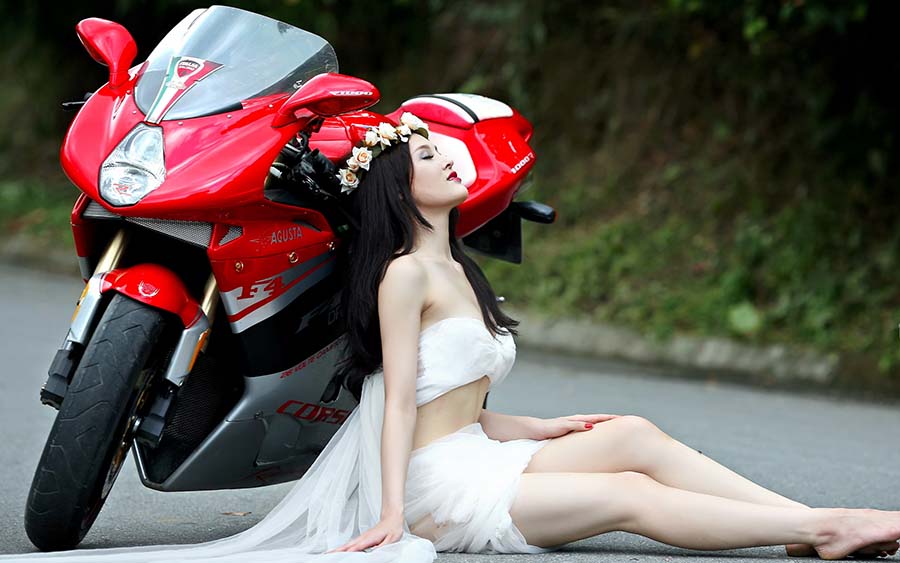 Beautiful girls and motorcycles in Yokohama