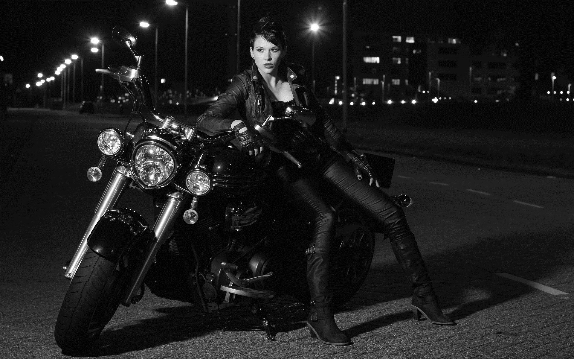 Photo Beautiful girls and motorcycles in Yokohama