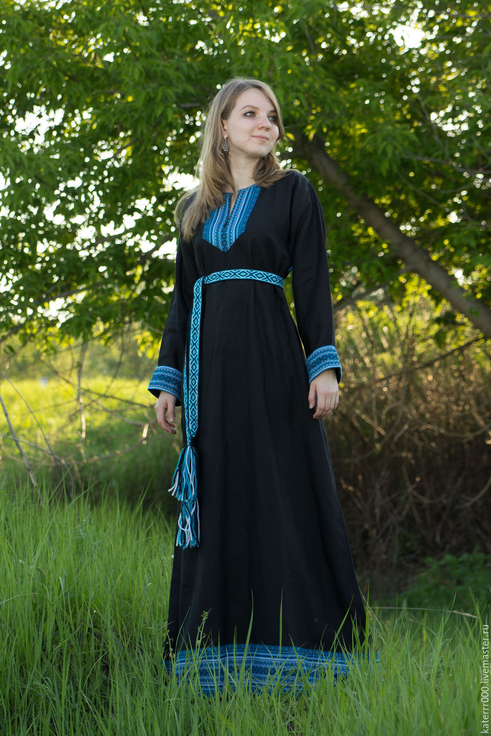 Women in Slavic costumes in Yokohama